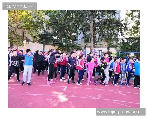 足球宝贝展现青春魅力与运动激情的完美结合引发热议